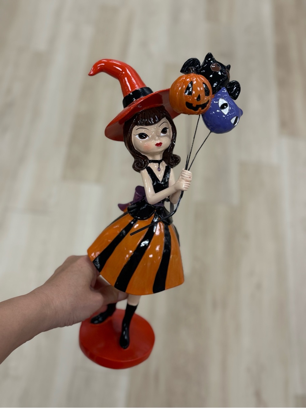 NEW BELLA LUXX HALLOWEEN WITCH HOLDING BALLOONS